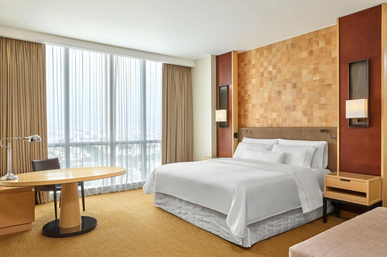 Grand Deluxe Guest Room 1 King Mid Floor,1370636351:JPEG