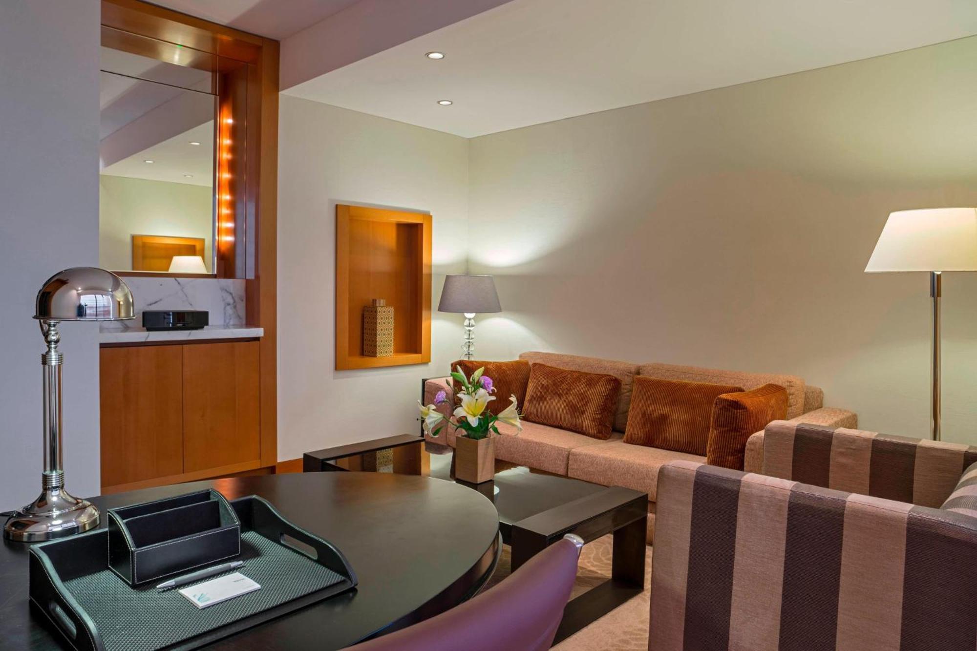 Executive Suite Club Lounge Access Suite 1 King High Floor,1634417352:JPEG